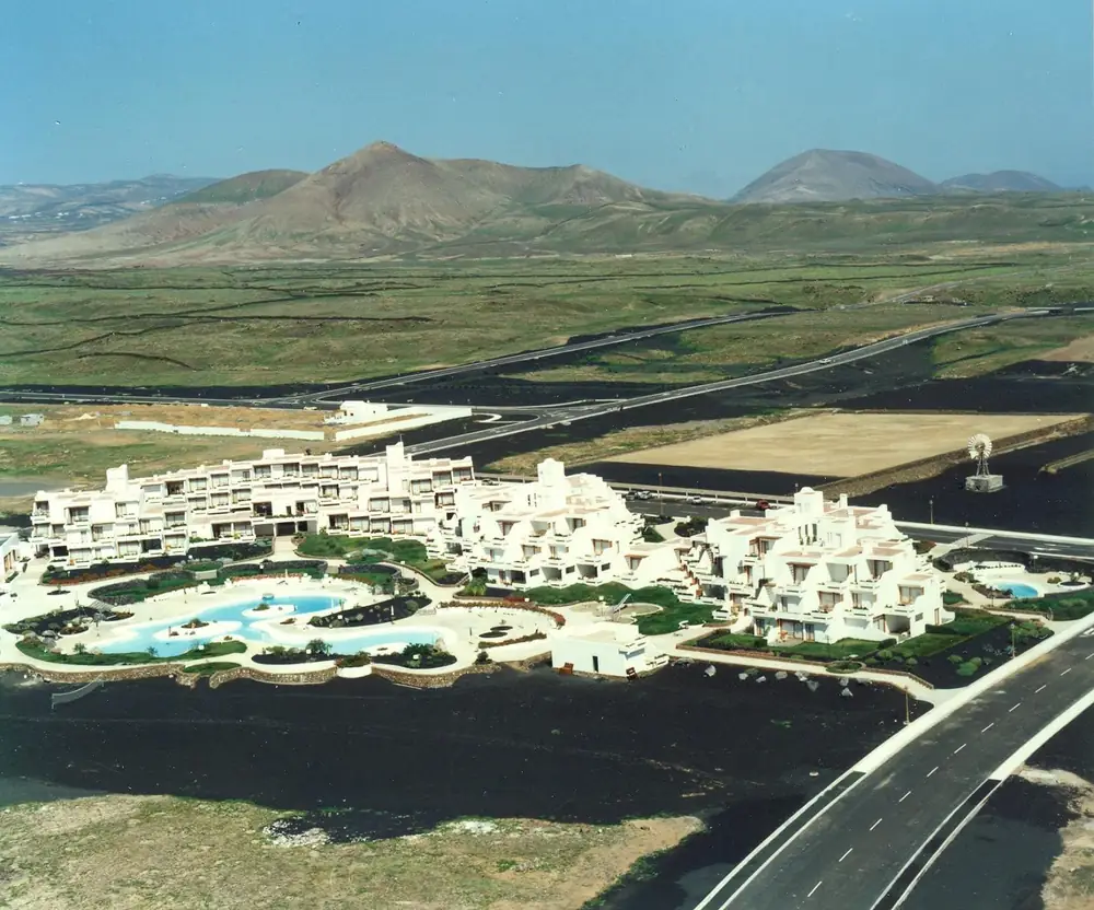 Luchtfoto van Los Molinos in 1977, met het zwembad en het vulkanische landschap eromheen